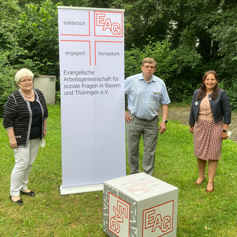 Der neu gewählte geschäftsführende Vorstand der EAG e.V.: Bernhard Dausend (Vorsitz, mitte), Edeltraud Sonnleitner und Petra Hopf (stellvertretende Vorsitzende, links und rechts).