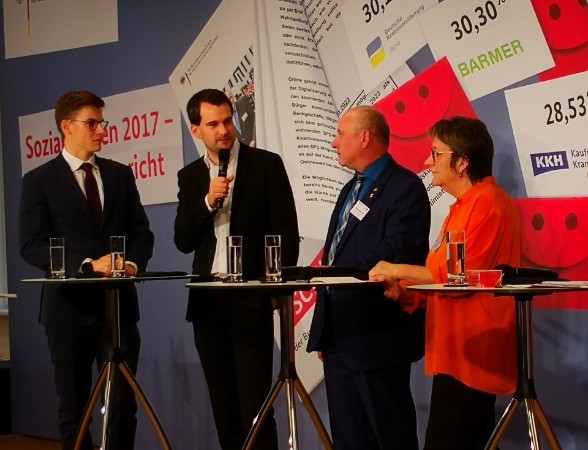 Podiumsgespräch mit den Abgeordneten des Deutschen Bundestags zum Schlussbericht.